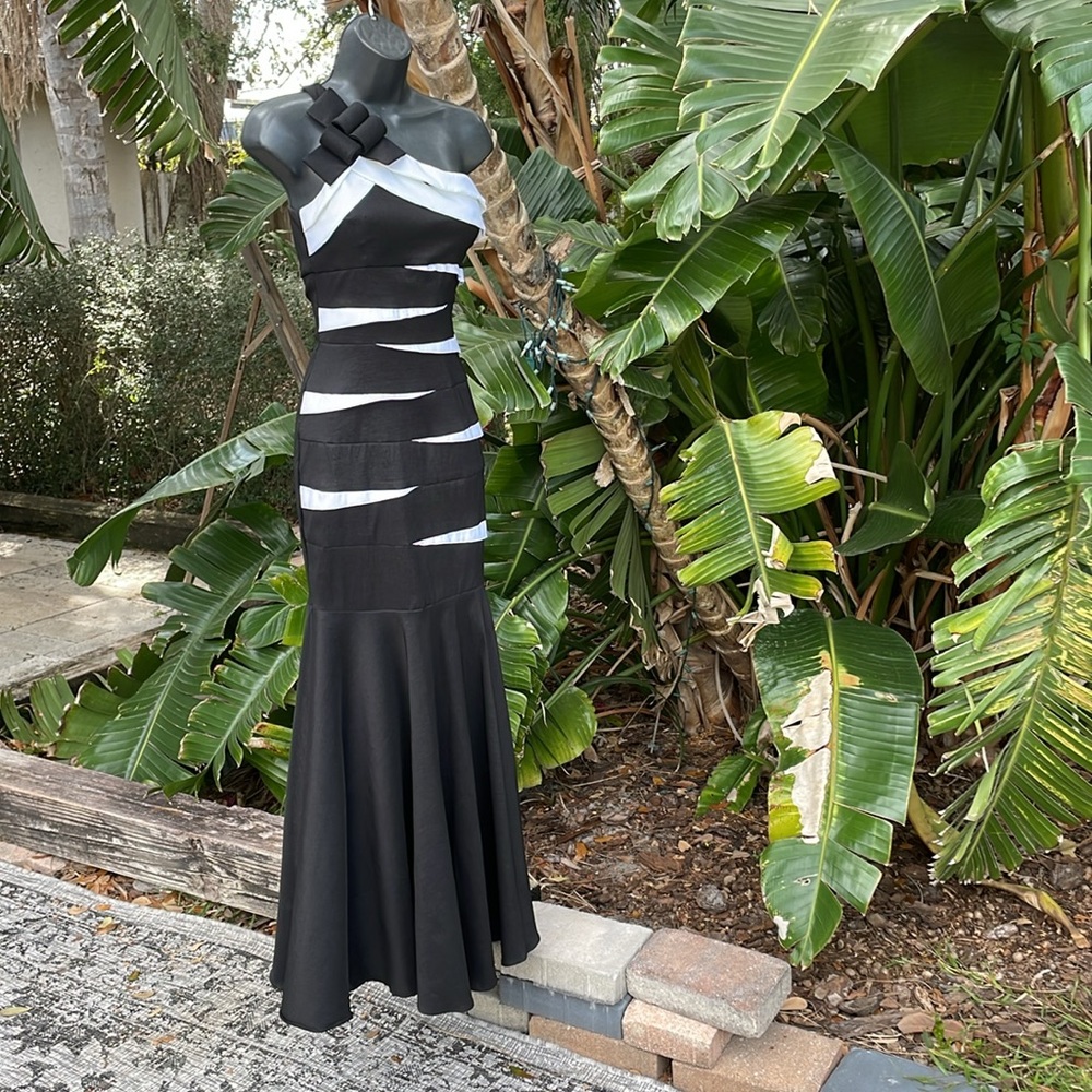 Betsy and Adam single shoulder trumpet gown